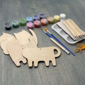 Dekoravimo rinkinys „Katinai“, skirtas suaugusiems ir vaikams nuo 3 metų (su suaugusio priežiūra), norintiems išmokti dekoruoti medines figūrėles.