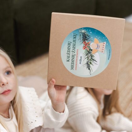 Kalėdinių medinių žaisliukų dekoravimo rinkinys Kalėdos, Kalėdinių medinių žaisliukų dekoravimo rinkinys Kūčios, Kalėdinių medinių žaisliukų dekoravimo rinkinys Miškas, Kalėdinių medinių žaisliukų dekoravimo rinkinys Angelai, Kalėdinių medinių žaisliukų dekoravimo rinkinys Eglutės, Kalėdinių medinių žaisliukų dekoravimo rinkinys Žvaigždės, 6 spalvų dekoravimo rinkinys, meniška kalėdinė dovana, dovana mažajam menininkui, dovana su edukacija, dailės rinkinys vaikams kalėdoms, kalėdų dovana vaikams kurie nori piešti, medinių figūrėlių rinkinys, metų perkamiausias dekoravimo rinkinys, ką veikti su vaiku, pritaikyta kalėdoms, tapyba ant medinių figūrėlių, kalėdiniai žaisliukai pasidaryk pats, pasidaryk pats dekoracijas, eglutės žaisliukai piešti, eglutės žaisliukai tapyti, noriu tapyti namuose, namų piešimas, namų tapyba vaikams, namų kūryba suaugusiems, figūrėlė žaisliukas žvaigždė, figūrėlė žaisliukas eglė, figūrėlė žaisliukas mėnulis, figūrėlė žaisliukas obuolys, figūrėlė žaisliukas angelas, kūčių tradicijos, figūrėlė žaisliukas zuikis, naujos kūčių tradicijos namuose, piešimo tradicijos, kalėdų dekoras, žiemos, švenčių dekoracijos