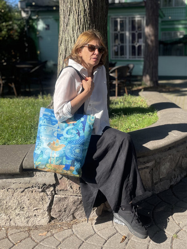 Dailininkė Asta Keraitienė, autorinis krepšys Miesto katinas, autoriniai krepšiai su paveikslo reprodukcija, riboto leidimo krepšiai, autorinės rankinės, krepšys su ilgomis rankenomis, krepšys su trumpomis rankenomis, dovana kačių mylėtojams, dovana miesto gerbėjams, aksesuarai su urbanistiniais motyvais, meniniai krepšiai, rankų darbo rankinės, rankinė su piešiniu, ak dirbtuvės, aksesuarai su paveikslo reprodukcijomis, aksesuarai su katinu, mėlynas krepšys, žydras krepšys