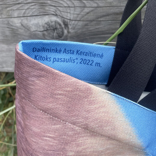 Dailininkė Asta Keraitienė, autorinis krepšys Kiti pasauliai, autoriniai krepšiai su paveikslu, riboto leidimo krepšiai, autorinės rankinės, krepšys su ilgomis rankenomis, krepšys su trumpomis ir ilgomis rankenomis, dovana katinų mylėtojams, dovana žuvies mylėtojui, meniški krepšiai, rankinė su piešiniu, ak dirbtuvės