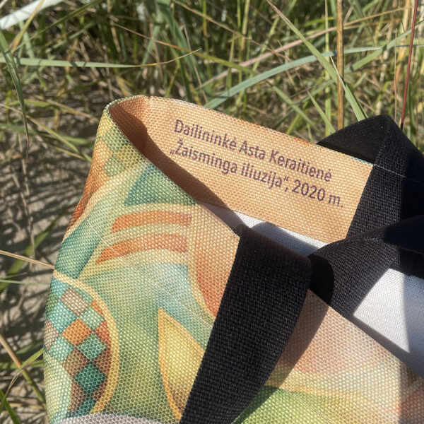 Dailininkė Asta Keraitienė, autorinis krepšys Žaisminga iliuzija, autoriniai krepšiai su paveikslo reprodukcija, riboto leidimo krepšiai, autorinės rankinės, krepšys su ilgomis rankenomis, krepšys su trumpomis rankenomis, dovana kačių mylėtojams, dovana su cinkeliu, aksesuarai su gyvūnų motyvais, meniniai krepšiai, rankų darbo rankinės, rankinė su piešiniu, ak dirbtuvės, aksesuarai su paveikslo reprodukcijomis, aksesuarai su katinu, spalvingas krepšys