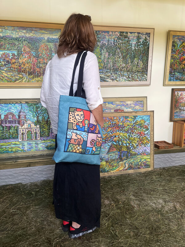 Dailininkė Asta Keraitienė, autorinis krepšys Nuotaikos, autoriniai krepšiai su paveikslo reprodukcija, riboto leidimo krepšiai, autorinės rankinės, krepšys su ilgomis rankenomis, krepšys su trumpomis rankenomis, dovana kačių gerbėjams, dovana meno mylėtojui, aksesuarai su gyvūnų motyvais, meniniai krepšiai, rankų darbo rankinės, rankinė su piešiniu, ak dirbtuvės, aksesuarai su paveikslo reprodukcijomis, aksesuarai su katinu, spalvingas krepšys, melsvas krepšys, spalvingas krepšys